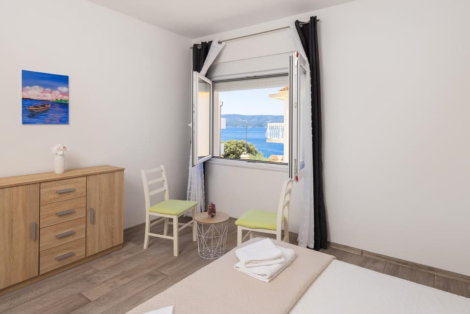 Bed, Bedroom, Sea view, towels