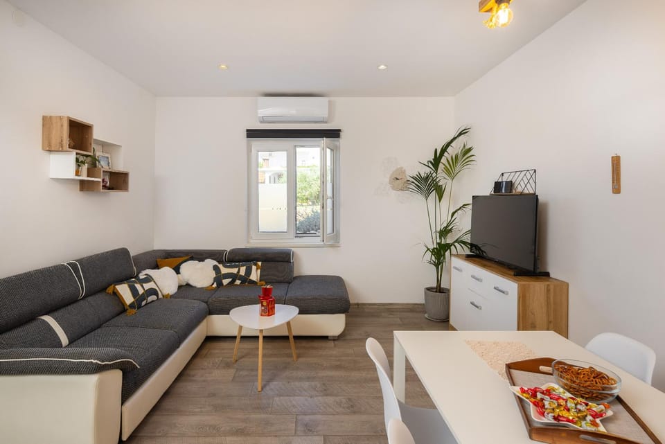 TV and multimedia, Living room, Seating area, air conditioner