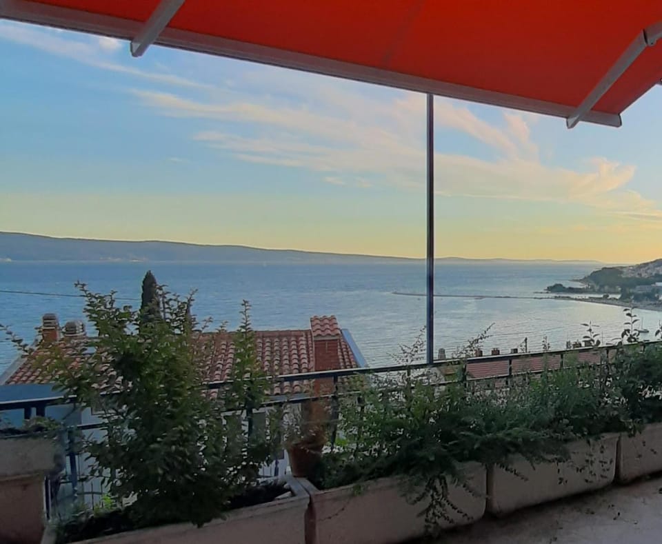 View (from property/room), Balcony/Terrace, City view, River view, Sea view, Sunrise, Sunset