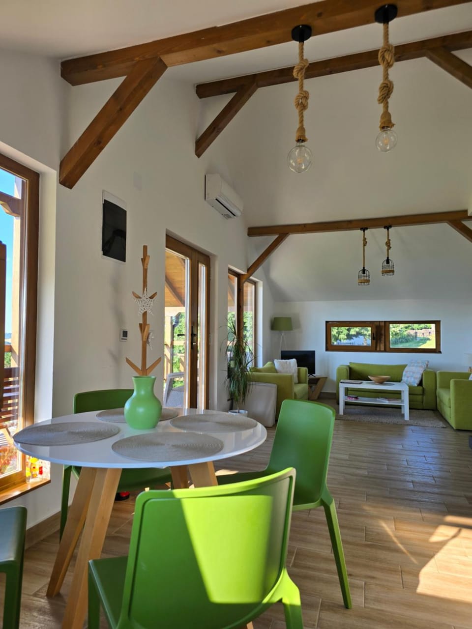 TV and multimedia, Living room, Seating area, Dining area