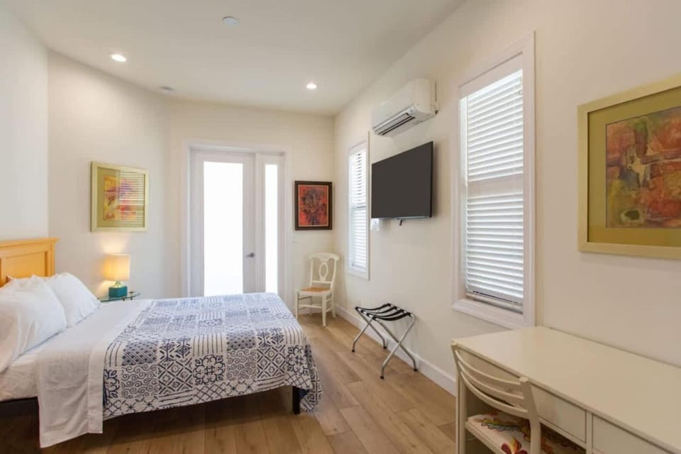 Bed, TV and multimedia, Photo of the whole room, Bedroom, air conditioner