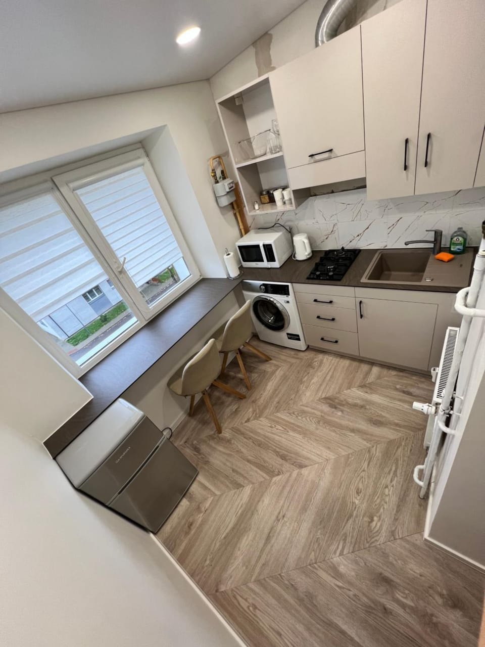 Kitchen or kitchenette, minibar