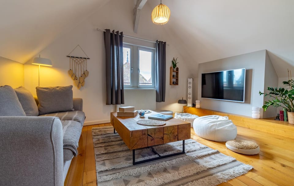 TV and multimedia, Living room, Evening entertainment