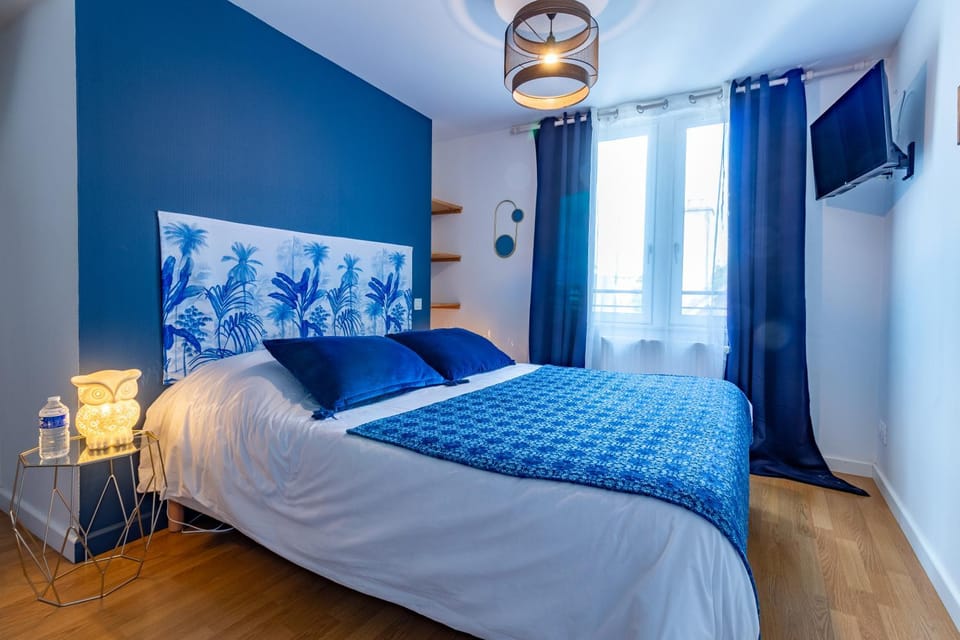 Bed, TV and multimedia, Photo of the whole room, Bedroom