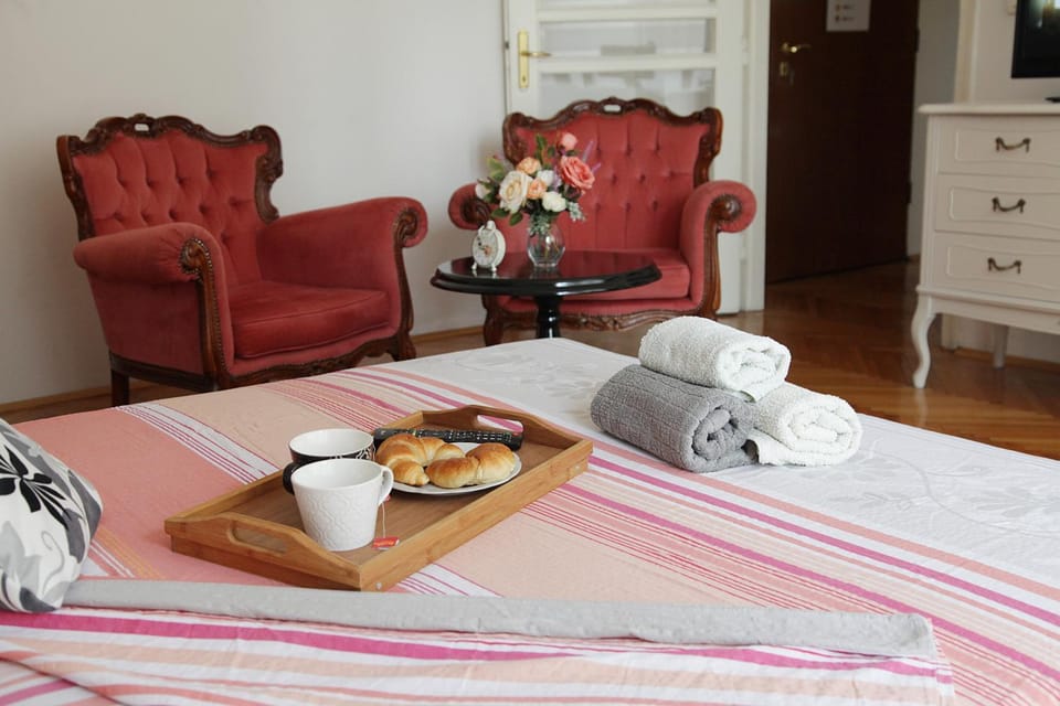 Living room, Decorative detail, Seating area