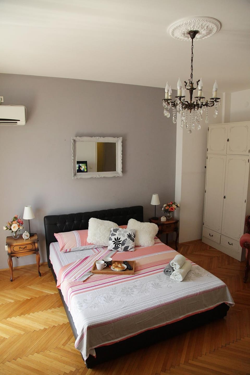Bed, Living room, Photo of the whole room
