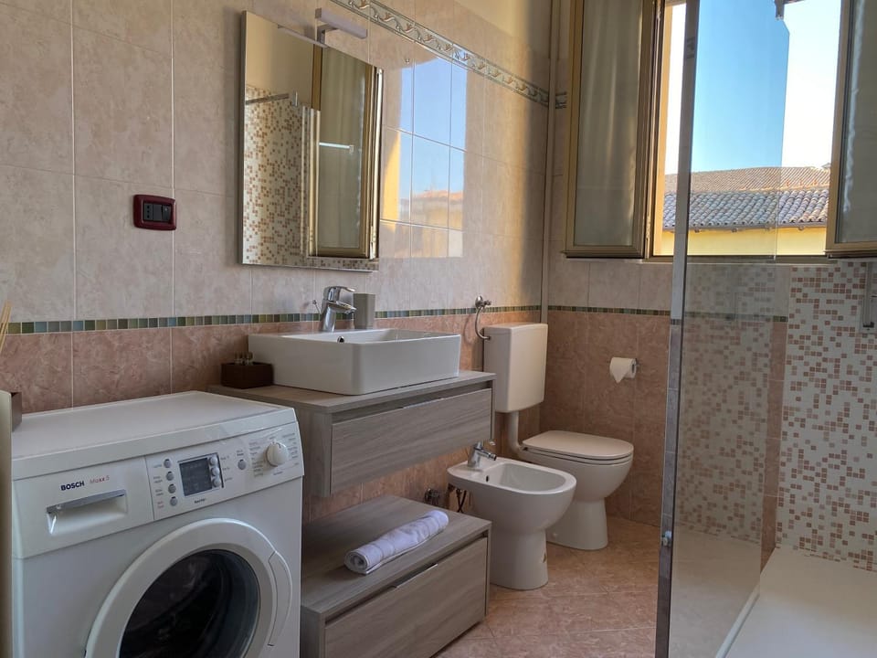 Toilet, Bathroom, bidet, towels, washing machine, dryer