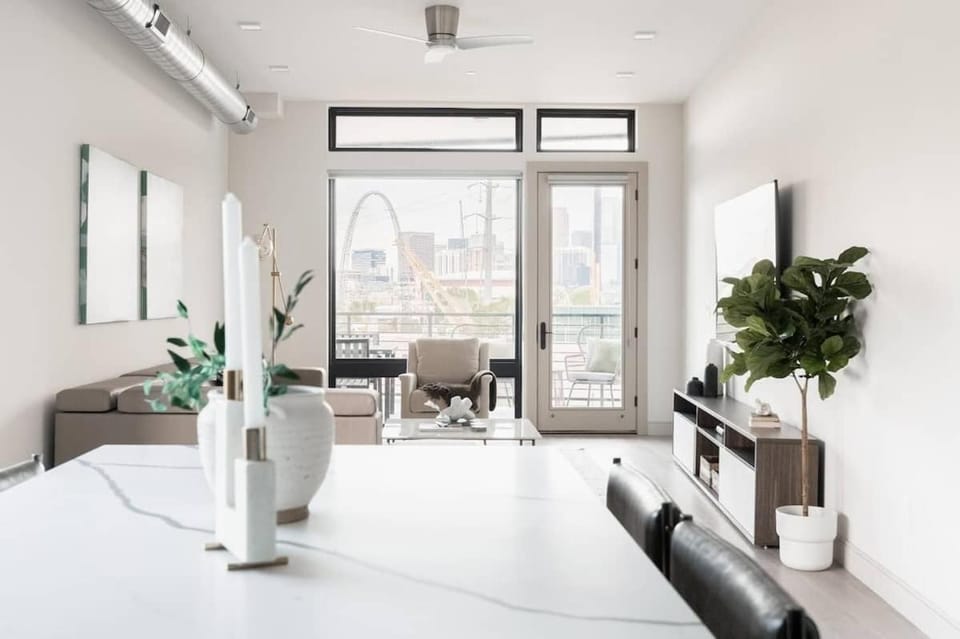 City Views! - Chic Jefferson Park Condo - Tesoro House in Denver