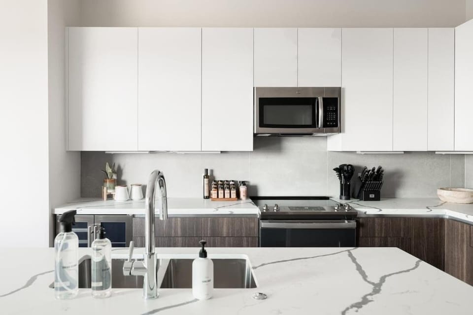 City Views! - Chic Jefferson Park Condo - Tesoro House in Denver