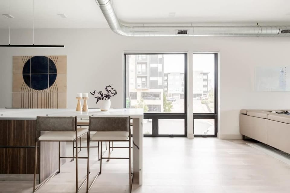 Contemporary Condo - Grill - Balcony - Tesoro House in Denver