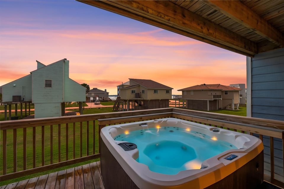 Gulf-View Townhome Hot Tub 2-Min Beach Walk House in Hitchcock