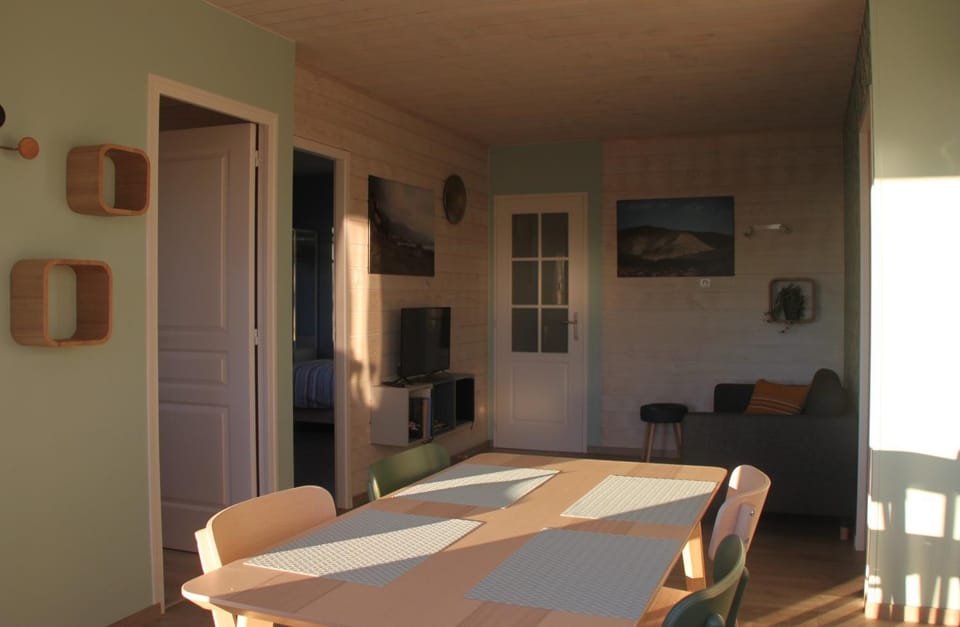 Gîte de la Tuillère, maison contemporaine en bois avec vue et piscine House in Nouvelle-Aquitaine