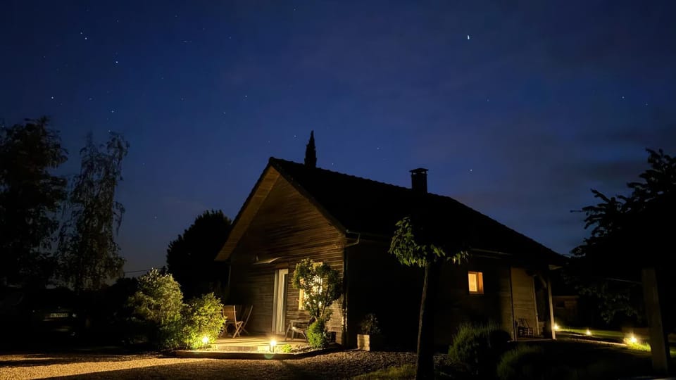 Gîte de la Tuillère, maison contemporaine en bois avec vue et piscine House in Nouvelle-Aquitaine