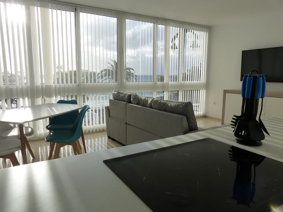 TV and multimedia, Living room, Seating area, Sea view