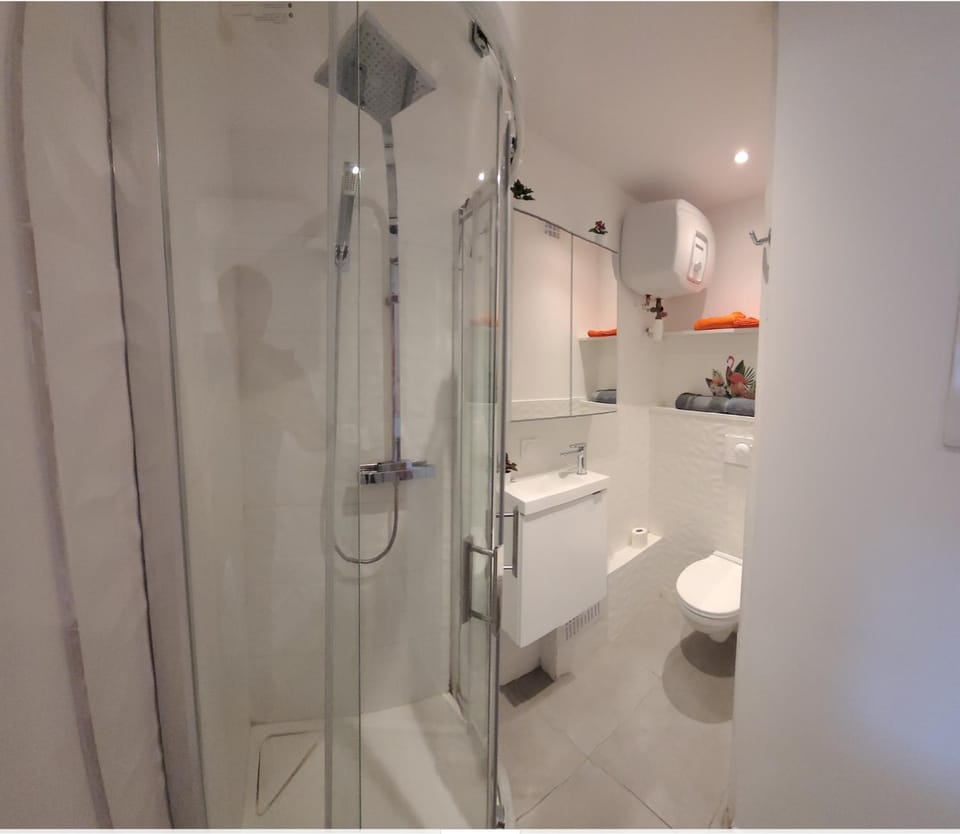 Studette indépendante Hyères Gare Particulier Apartment in Hyères
