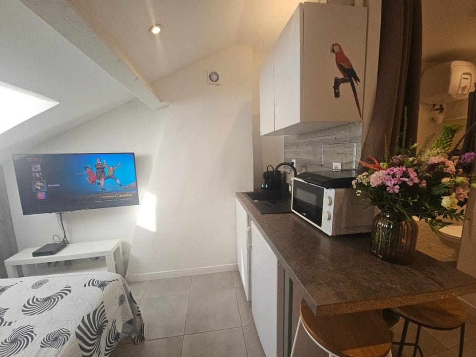 Studette indépendante Hyères Gare Particulier Apartment in Hyères
