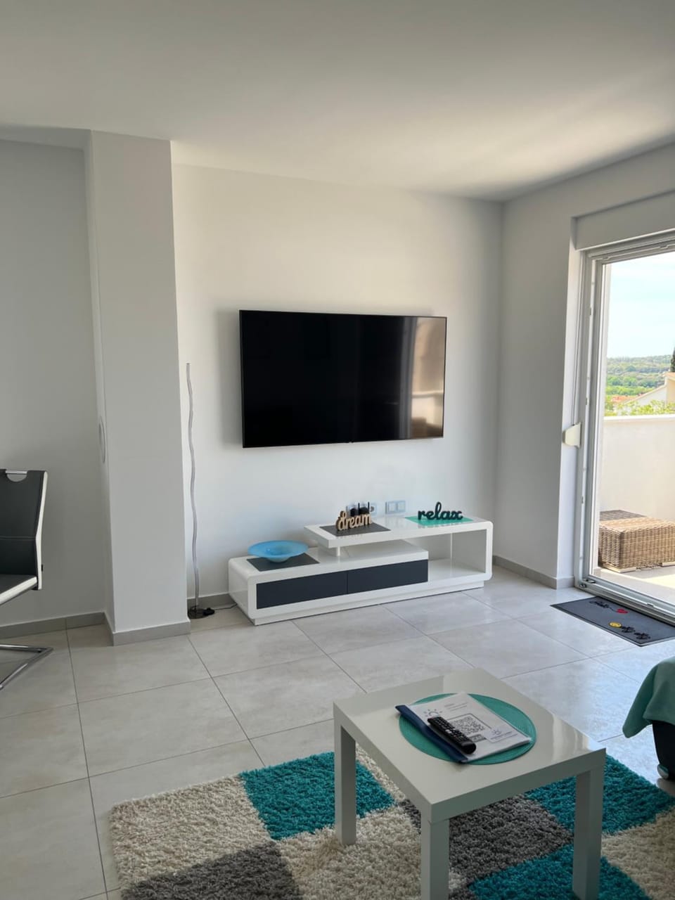 TV and multimedia, Living room, Seating area, Evening entertainment