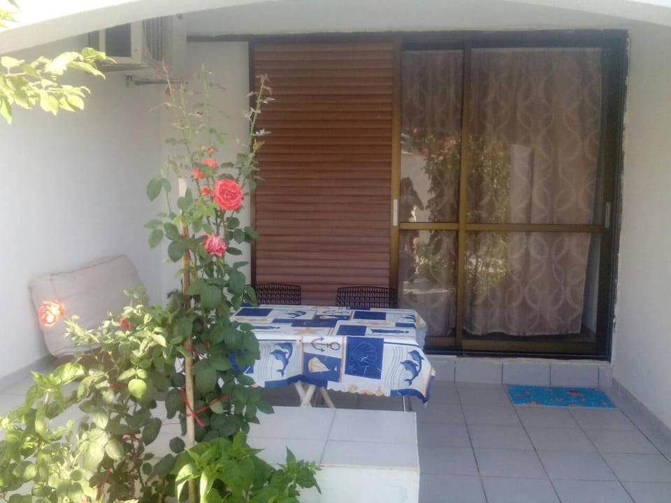 Patio, Facade/entrance