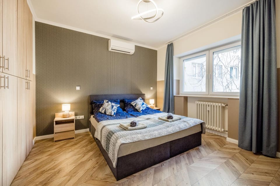 Bedroom, wardrobe, air conditioner