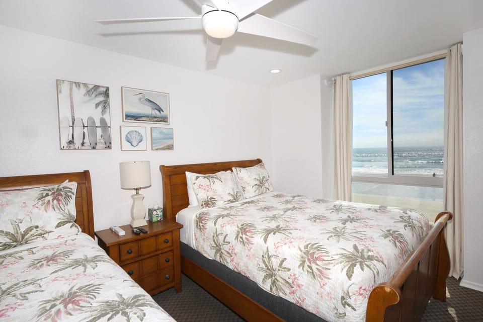 E20 - Tropical Paradise - On-the-Sand House in Oceanside