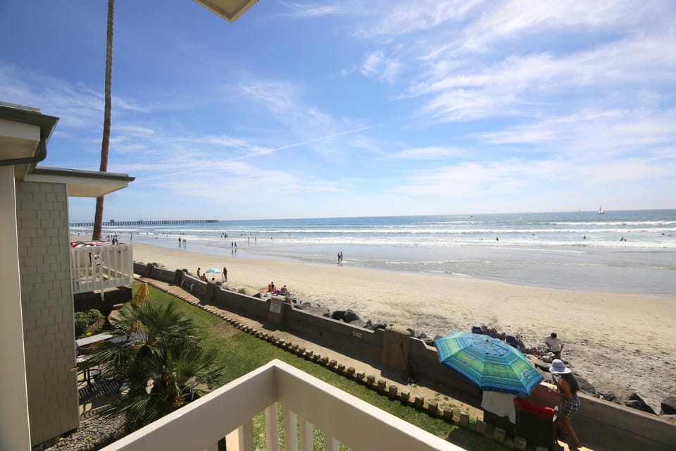 E20 - Tropical Paradise - On-the-Sand House in Oceanside