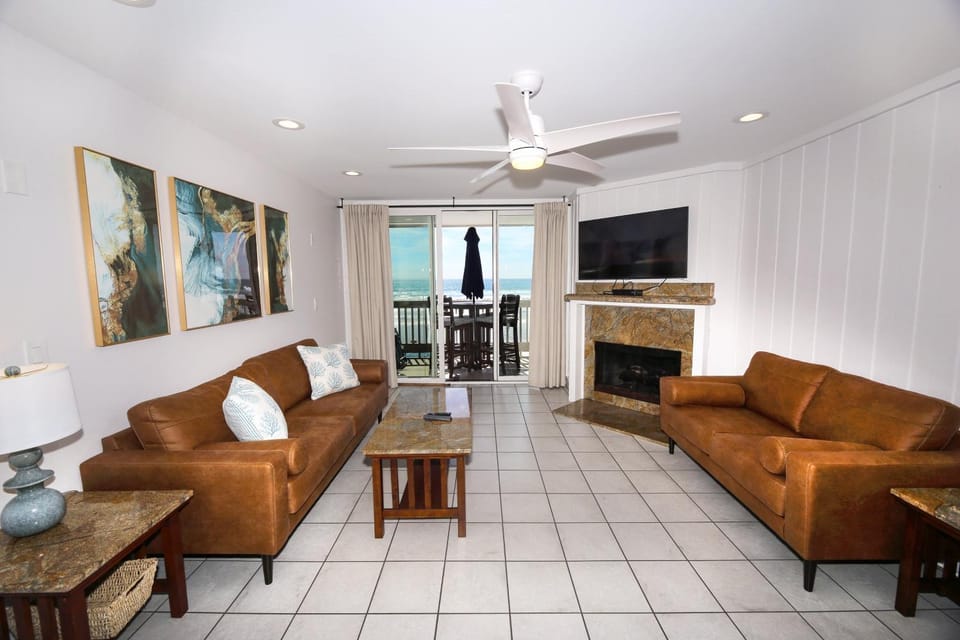 E20 - Tropical Paradise - On-the-Sand House in Oceanside