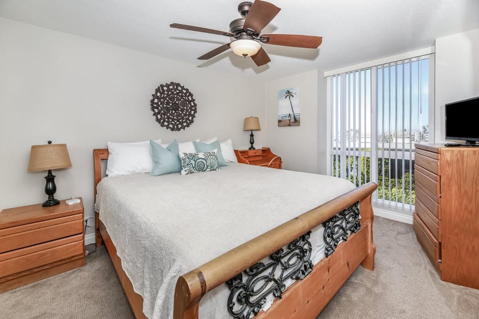 E105 - Seascape Stay - On-the-Sand House in Oceanside