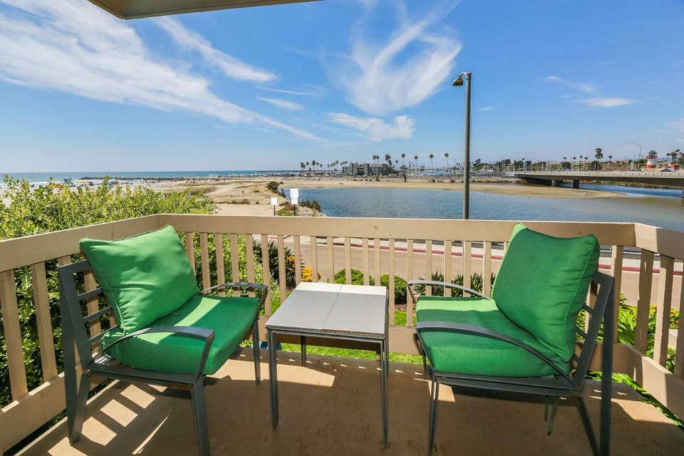 G32 - Harbor Cottage - On-the-Sand House in Oceanside