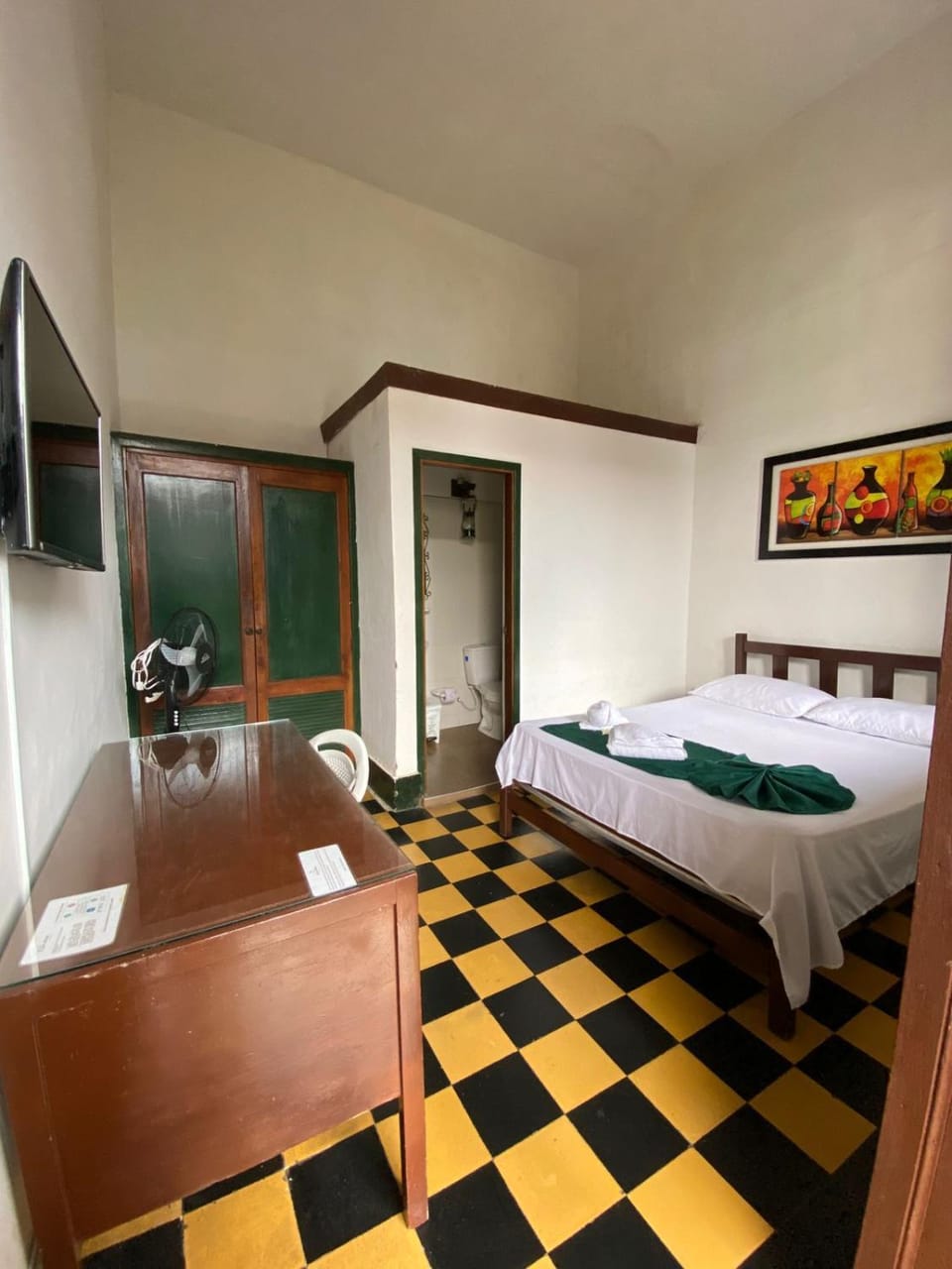 Bed, TV and multimedia, Seating area