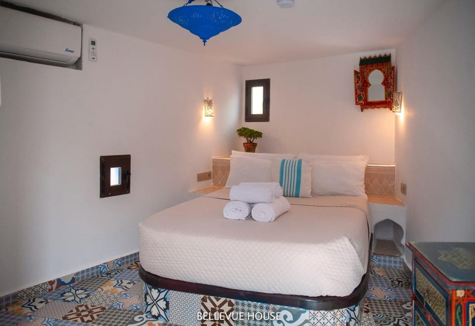 Bed, Photo of the whole room, Seating area, Bedroom, towels, air conditioner