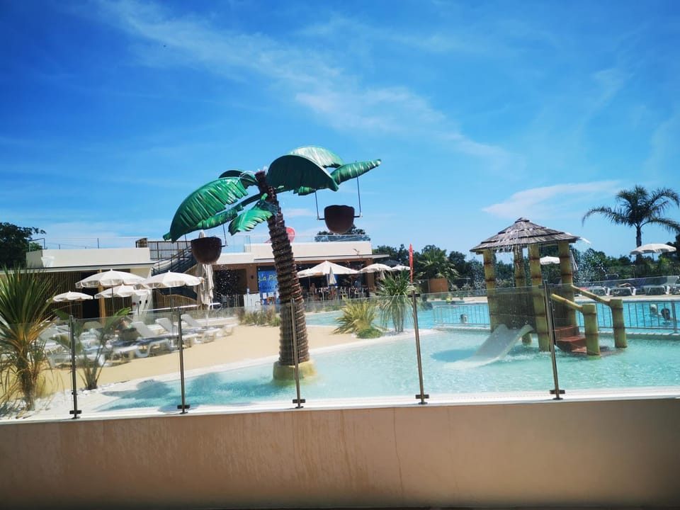 Restaurant/places to eat, Swimming pool, Swimming pool, Swimming pool, sunbed