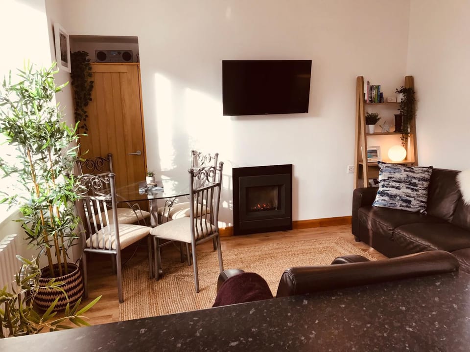TV and multimedia, Living room, Seating area, Dining area