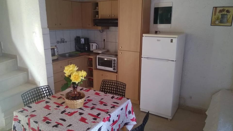 Kitchen or kitchenette, Dining area, Communal kitchen