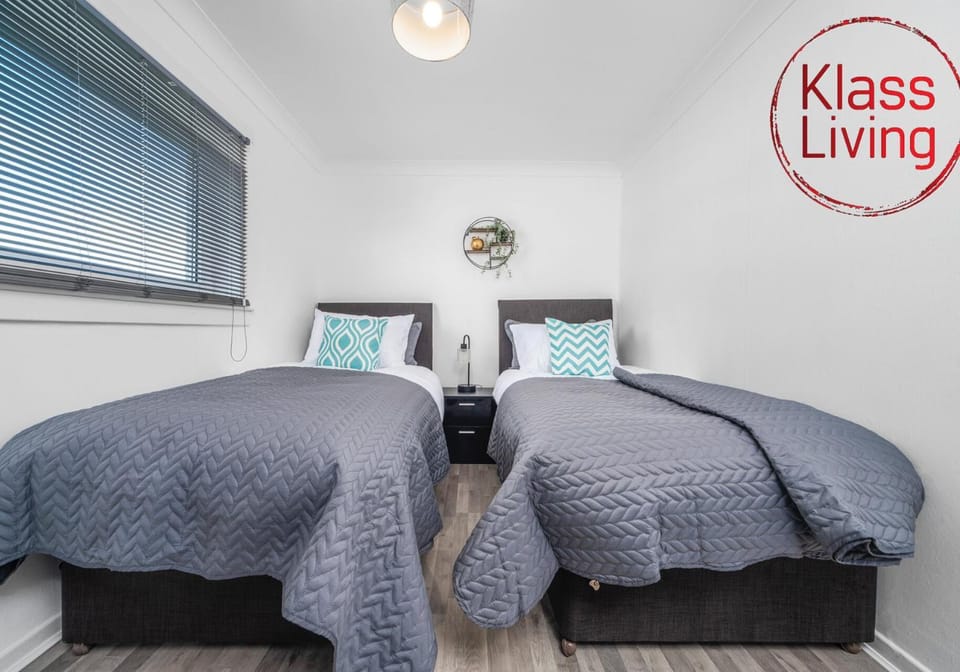 Bed, Decorative detail, Bedroom, Guests, group of guests, cot, Family