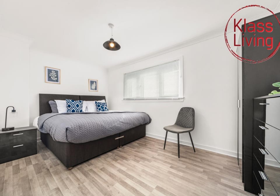 Bed, Decorative detail, Bedroom, Guests, group of guests, cot, Family