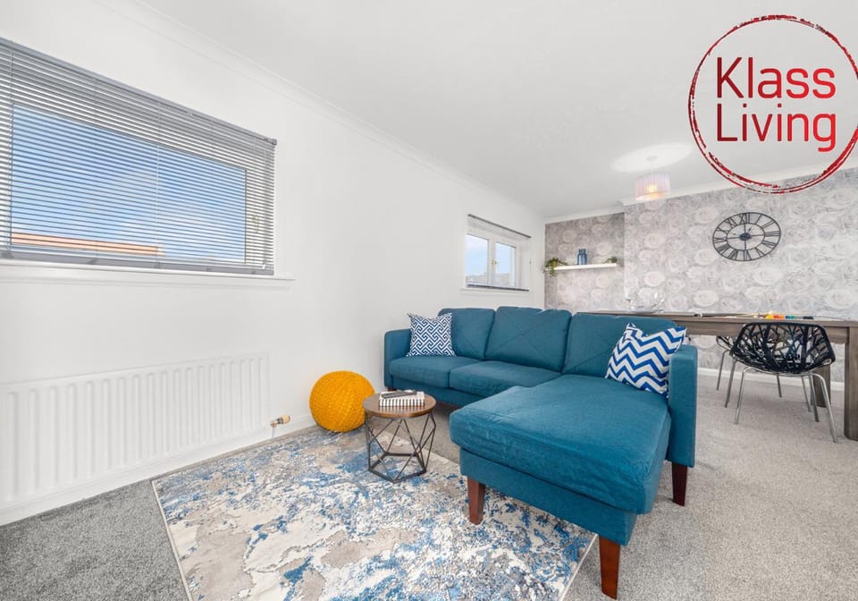 Bed, TV and multimedia, Decorative detail, Bedroom, Guests, group of guests, cot, Family