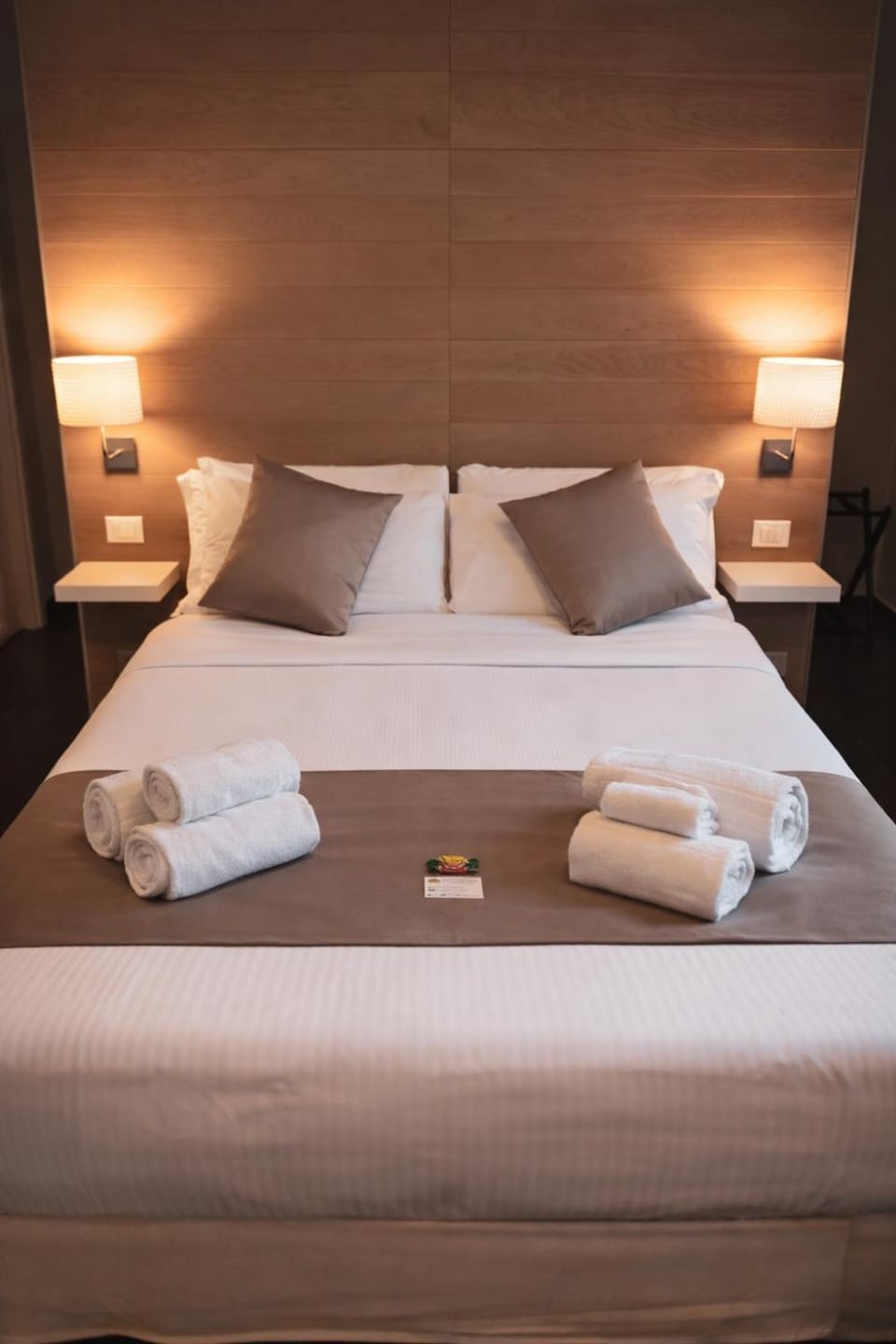 Bed, towels