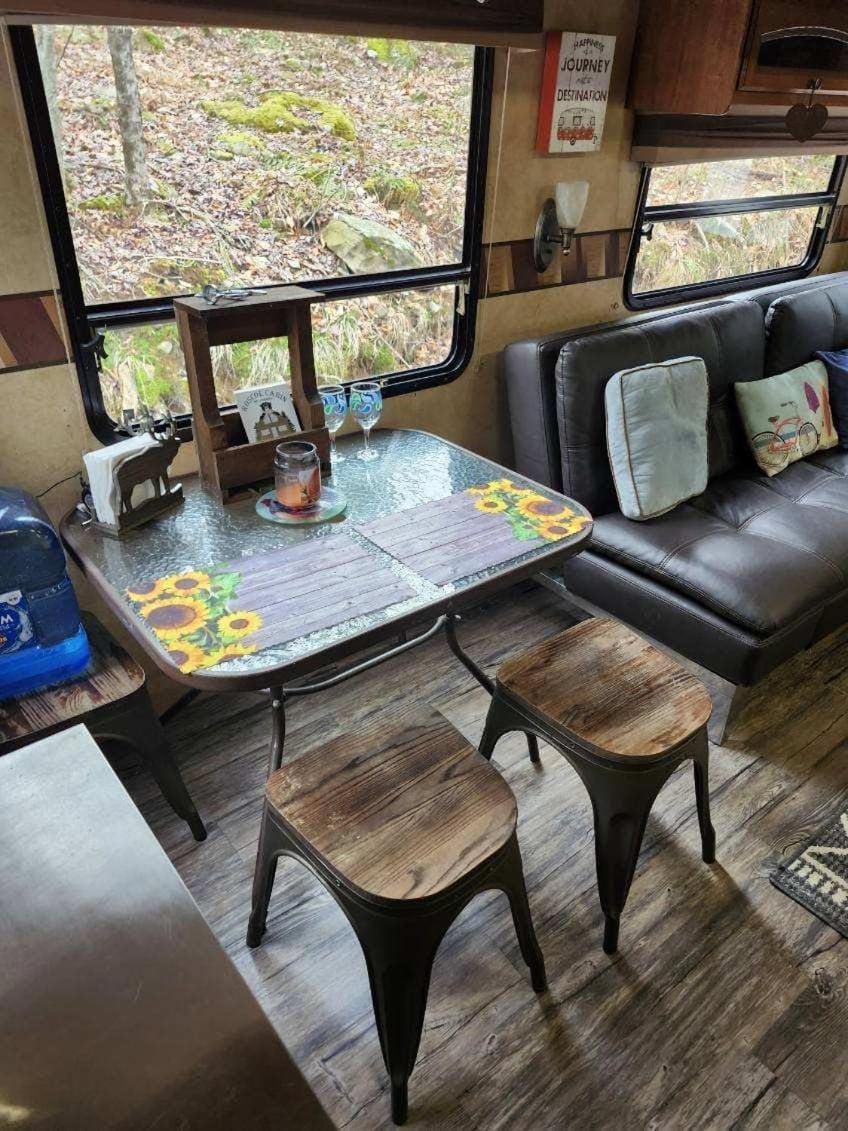 Seating area, Dining area