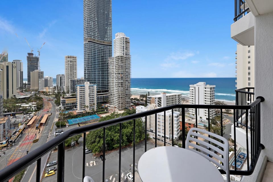 Ocean View Studio with Balcony, WiFi and Study Desk! Apartment in Surfers Paradise Boulevard