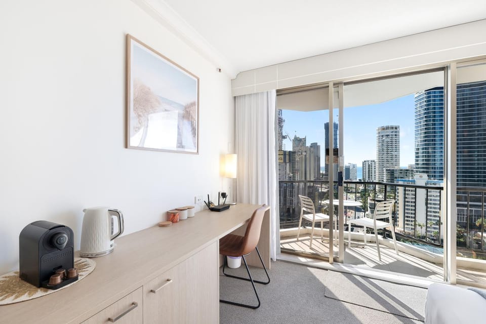 Ocean View Studio with Balcony, WiFi and Study Desk! Apartment in Surfers Paradise Boulevard