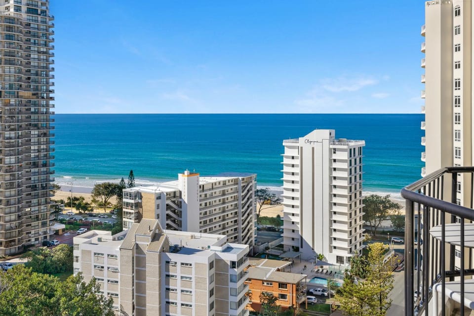 Ocean View Studio with Balcony, WiFi and Study Desk! Apartment in Surfers Paradise Boulevard