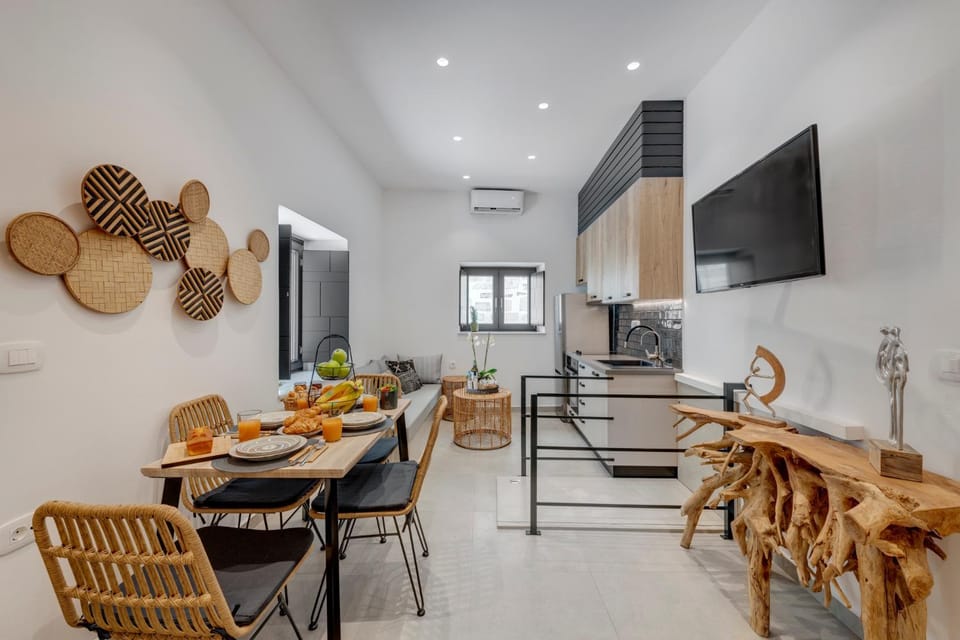 TV and multimedia, Seating area, Dining area