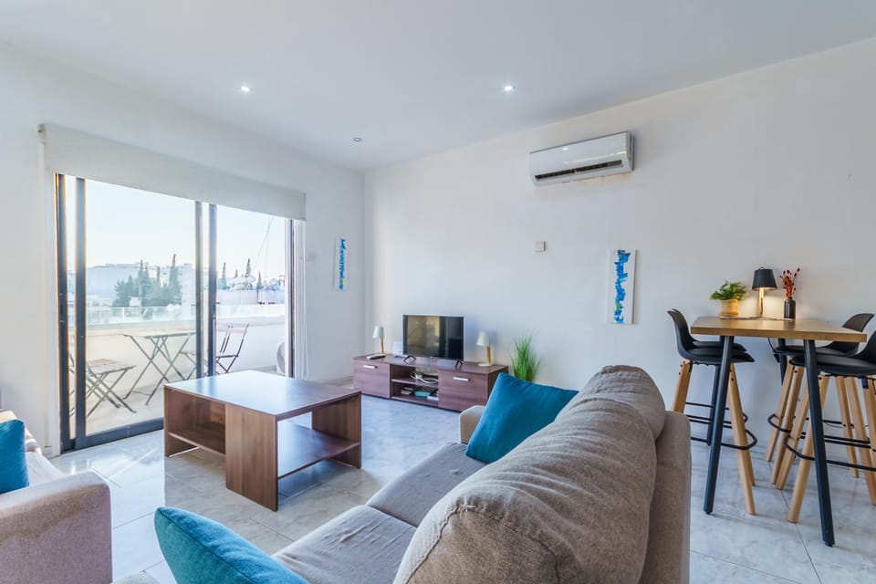 TV and multimedia, Living room, Seating area, Dining area, air conditioner