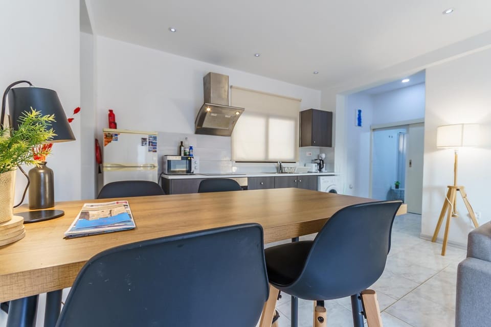 Kitchen or kitchenette, Dining area, stove