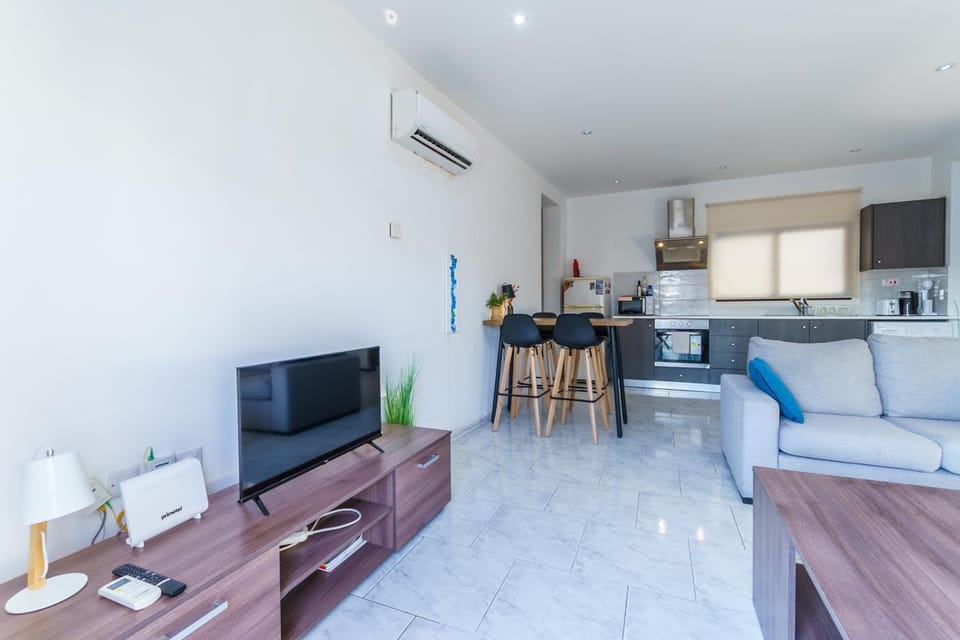 Communal lounge/ TV room, TV and multimedia, Kitchen or kitchenette, Living room, Seating area, Dining area, Evening entertainment, oven, stove, air conditioner