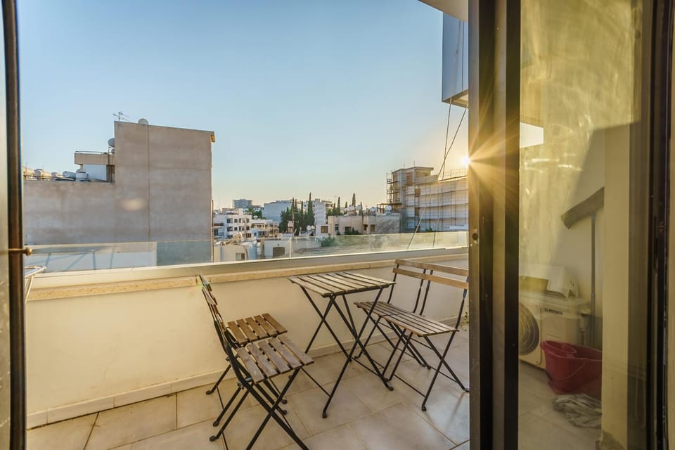 Property building, Patio, Day, Balcony/Terrace