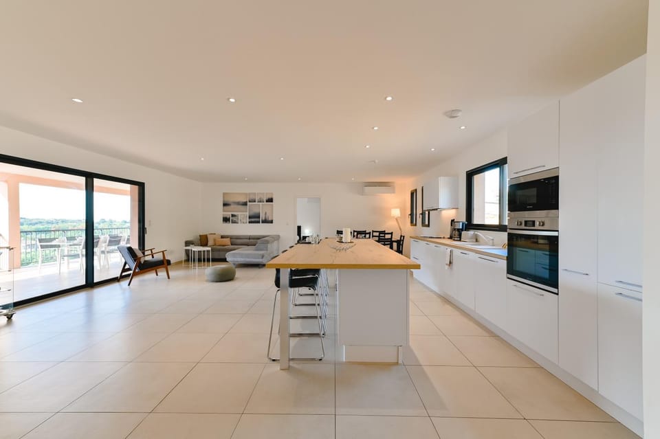 Kitchen or kitchenette, Dining area, stove