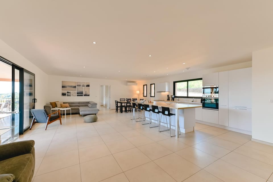 Kitchen or kitchenette, Seating area