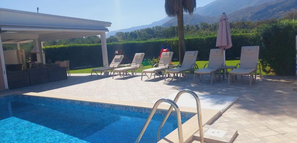 Day, Swimming pool, sunbed
