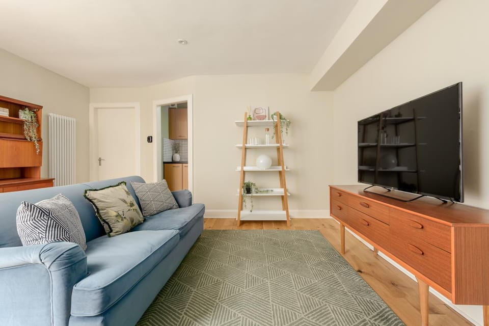 The Broughton Retreat by Calton Living Apartment in Edinburgh